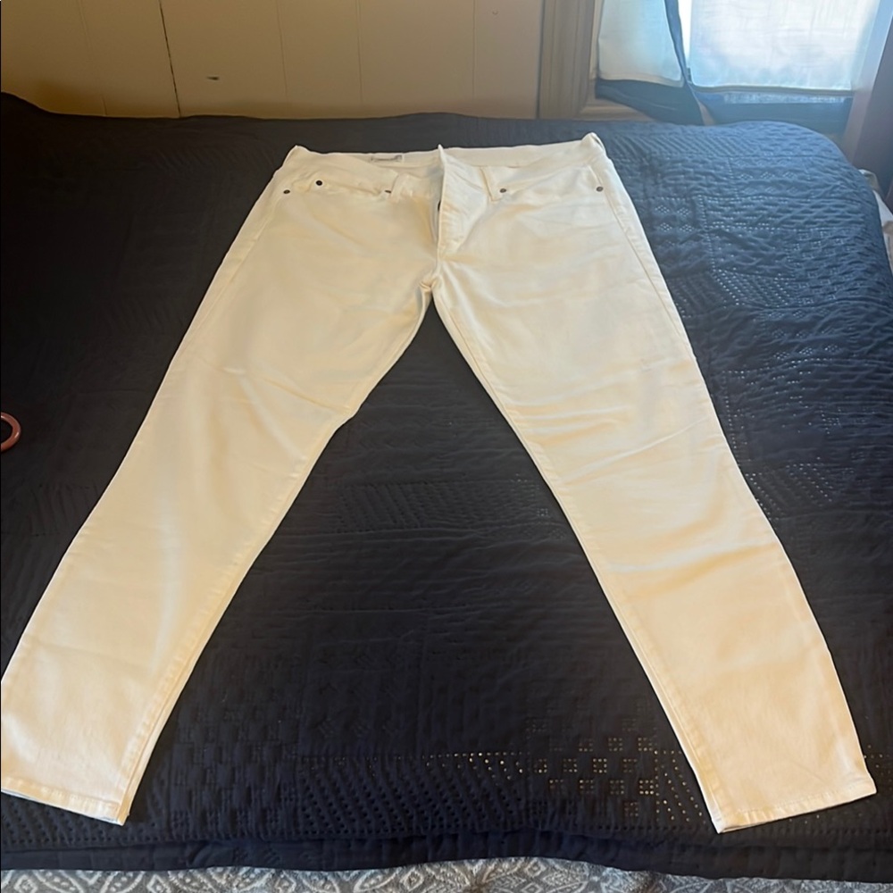 White Skinny Jeans with Sleek Silhouette